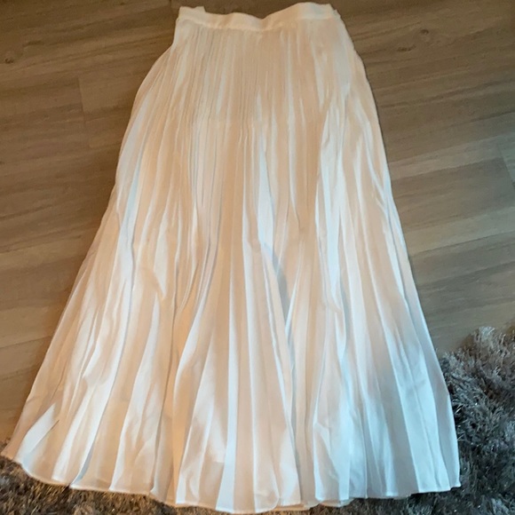 Banana Republic Dresses & Skirts - NWT banana republic pleated skirt.